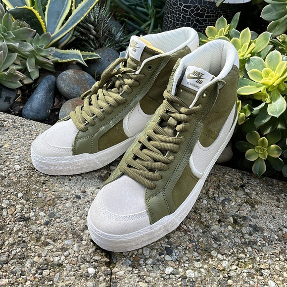 Nike Zoom Blazer Mid Premium Sneakers - Picture 8 of 15